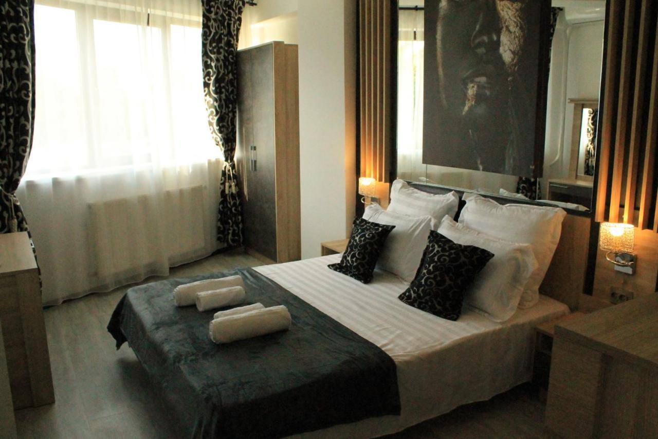 Hotel Theline à Bucarest Extérieur photo