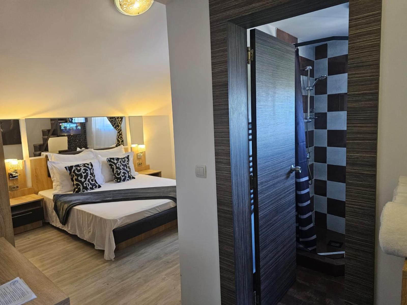 Hotel Theline à Bucarest Extérieur photo