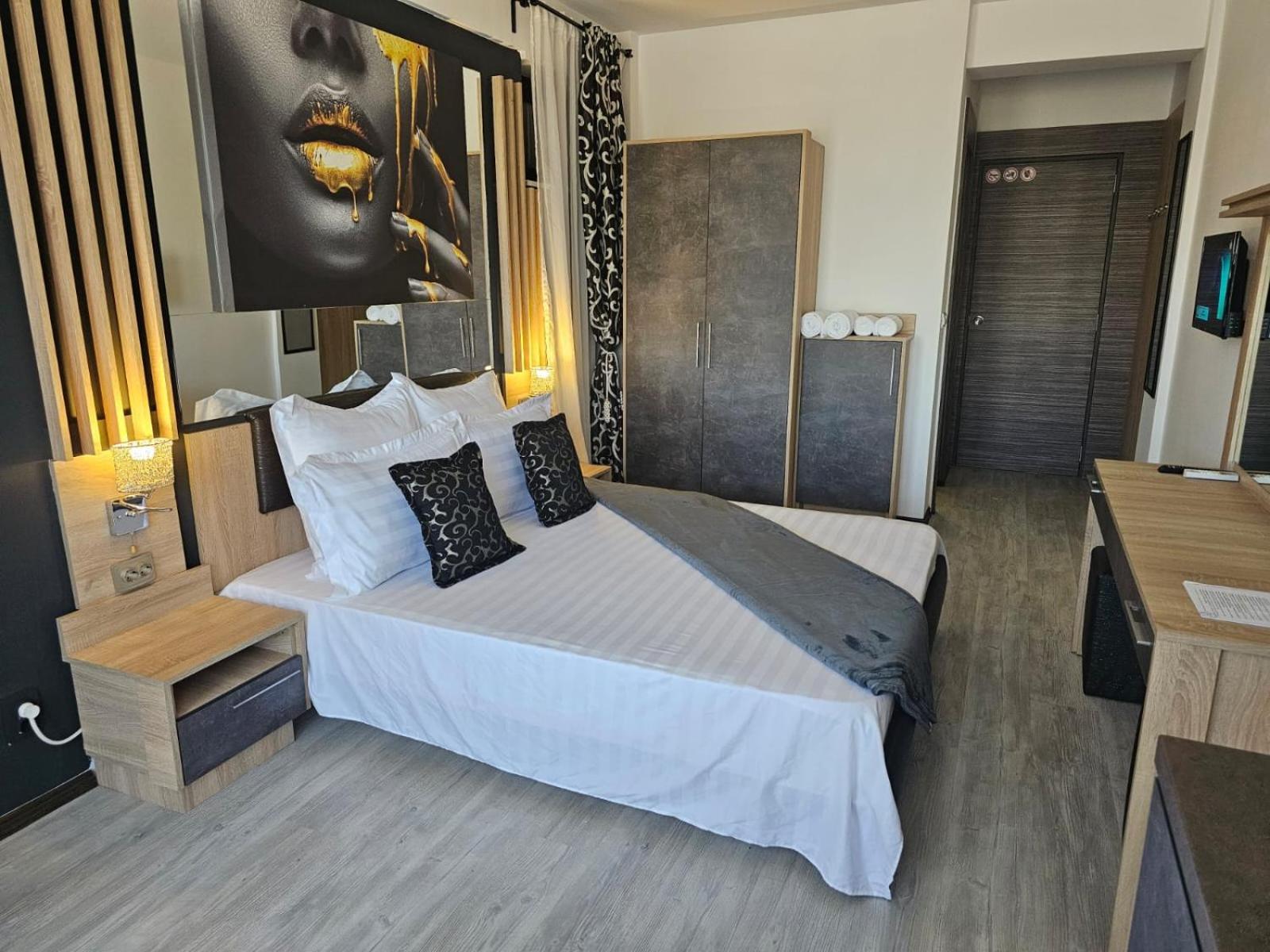 Hotel Theline à Bucarest Extérieur photo