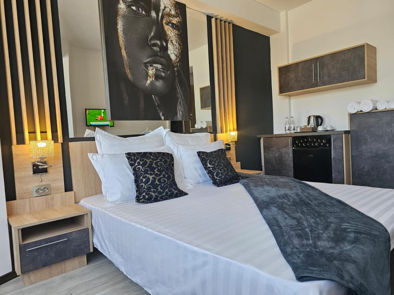 Hotel Theline à Bucarest Extérieur photo