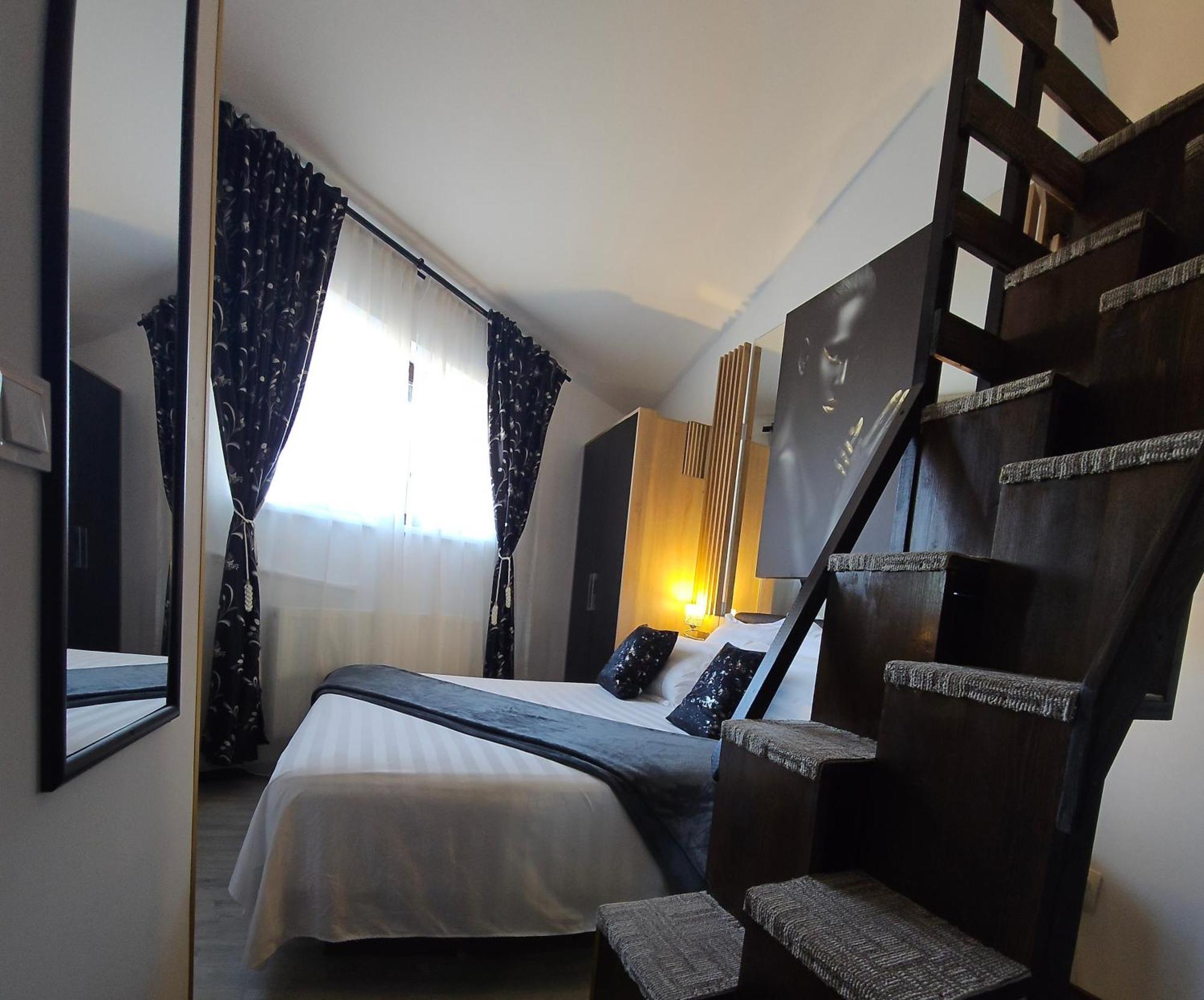 Hotel Theline à Bucarest Extérieur photo